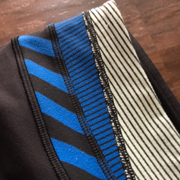 Lululemon shorts size 4 - Picture 6 of 8